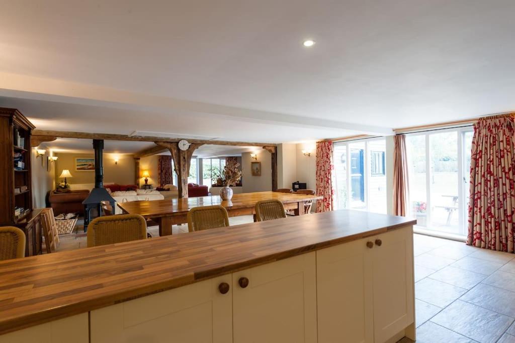 Marshlands House, Sleeps 16 - Country Barn With Hot Tub *