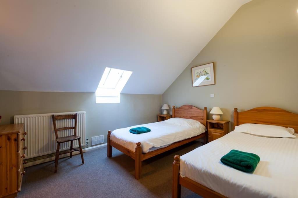 Marshlands House, Sleeps 16 - Country Barn With Hot Tub *