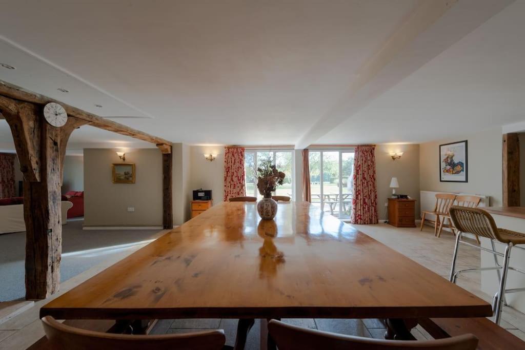 Marshlands House, Sleeps 16 - Country Barn With Hot Tub Holiday home *