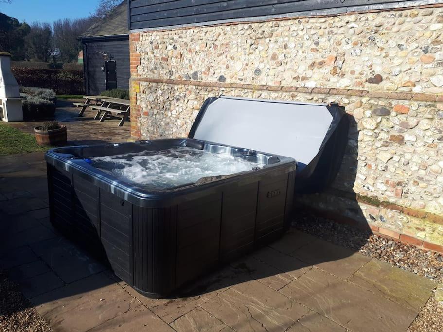 Marshlands House, Sleeps 16 - Country Barn With Hot Tub Holiday home