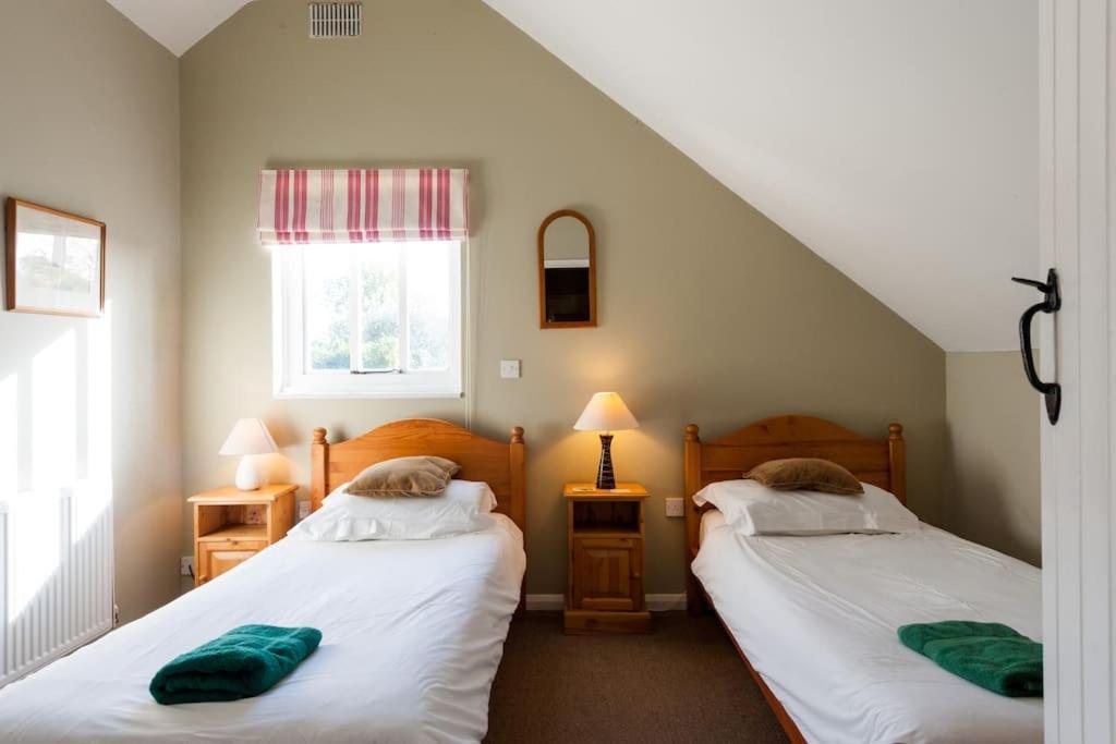 Marshlands House, Sleeps 16 - Country Barn With Hot Tub Holiday home
