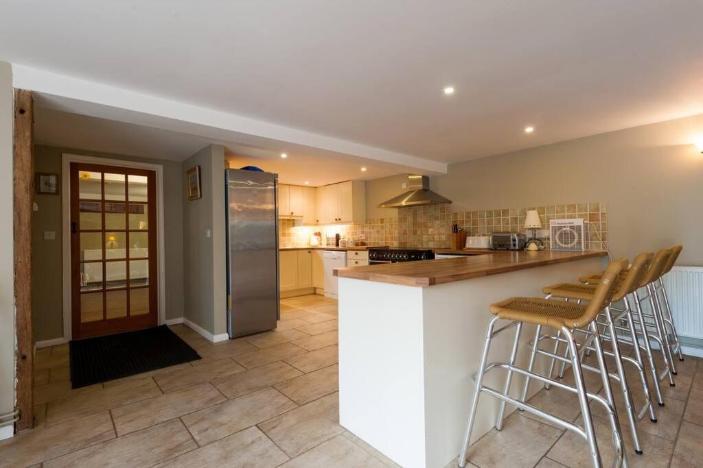 Marshlands House, Sleeps 16 - Country Barn With Hot Tub * Woodbridge