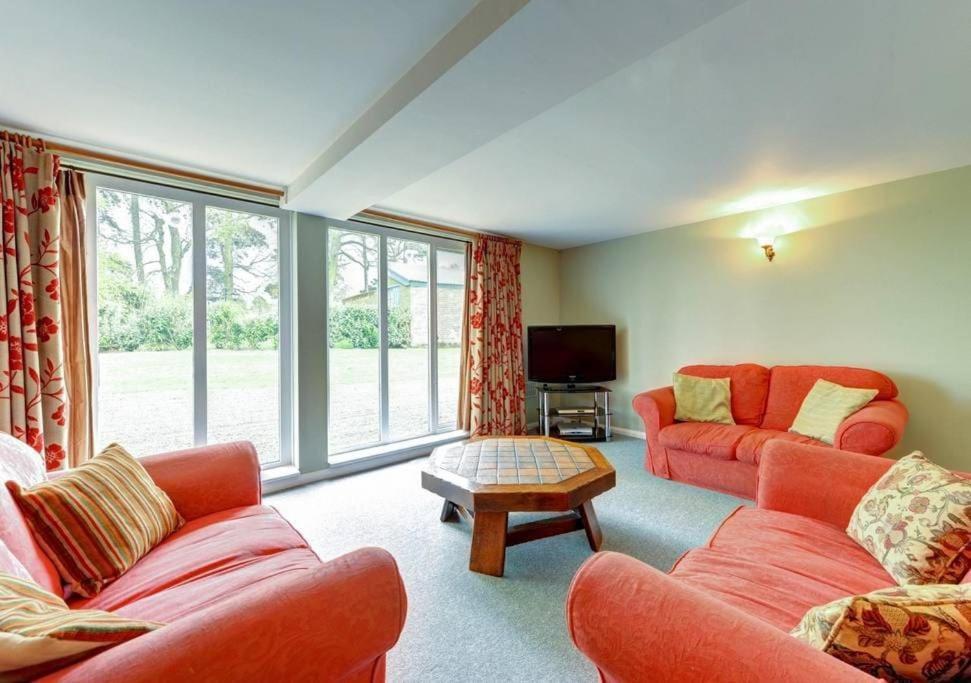 Marshlands House, Sleeps 16 - Country Barn With Hot Tub Holiday home