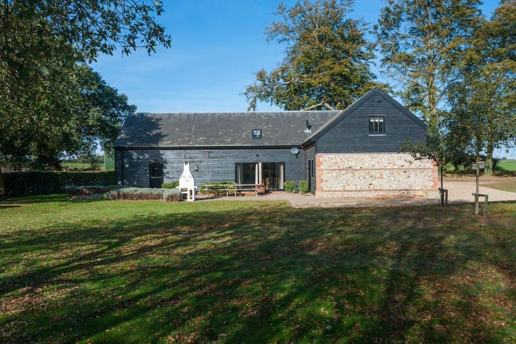 Marshlands House, Sleeps 16 - Country Barn With Hot Tub Holiday home Woodbridge