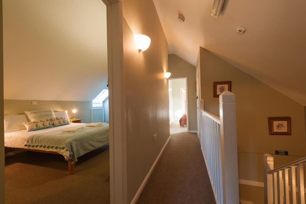Marshlands House, Sleeps 16 - Country Barn With Hot Tub Дом отдыха Вудбридж
